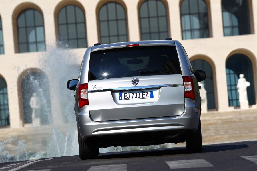  Lancia Voyager 2011 года  (фото 8 из 66)